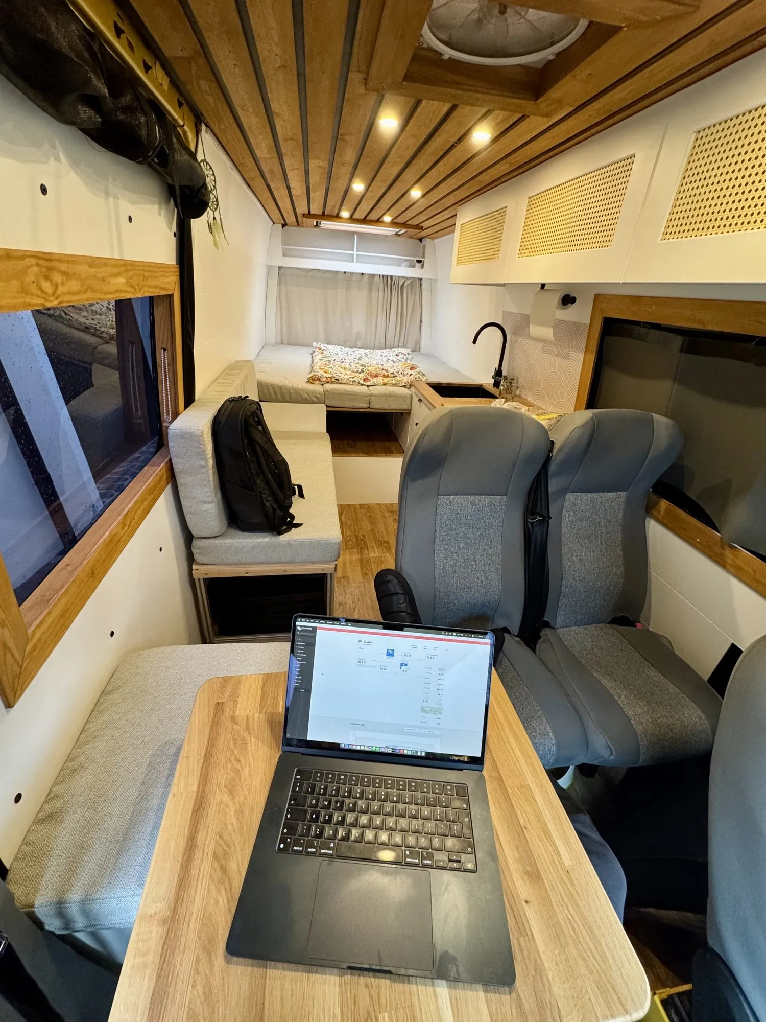 Swivelled front seats used as a workspace